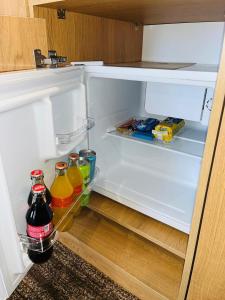 ZhezqazghanKHAN ORDASY的装满饮料和食物的开放式冰箱