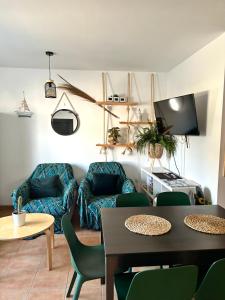 科拉雷侯Surf&Sleep的客厅配有沙发和桌椅