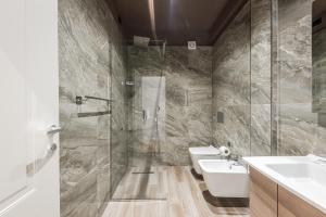 都拉斯Relax Inn Hotel Durres的带淋浴、盥洗盆和卫生间的浴室