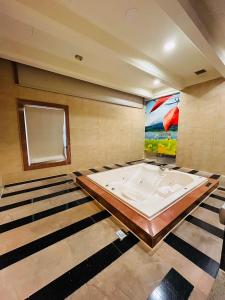 台北沃客汽车旅馆的画室里的大浴缸
