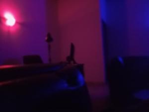 哈科特港Crale and Busino的一间深色客房,拥有红色和蓝色的灯光
