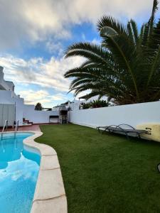 科拉雷侯Surf&Sleep的后院设有游泳池和白色围栏