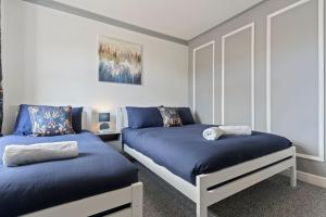 诺丁汉Mia's House: Park view +Parking的一间卧室配有两张蓝色床单