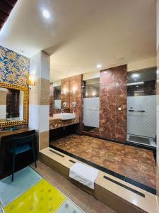 台北沃客商旅 承德馆的一间带水槽和镜子的大浴室