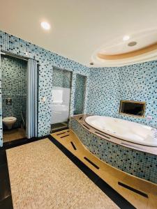 台北沃客商旅 承德馆的带浴缸、卫生间和盥洗盆的浴室