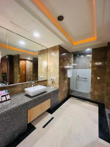 台北沃客商旅 承德馆的一间带水槽和玻璃淋浴的浴室