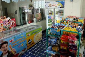 清迈Airport Resident的一间商店里装满了玩具和饮料