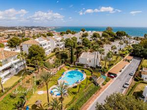 卡拉德米哈斯Secret View Riviera Miraflores的享有度假胜地的空中景致,设有游泳池和海洋
