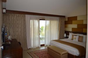 马哈巴利普拉姆Welcomhotel by ITC Hotels, Kences Palm Beach, Mamallapuram的一间设有大床和窗户的酒店客房