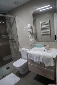 龙塞斯瓦耶斯Posada de Roncesvalles的浴室配有卫生间、盥洗盆和淋浴。