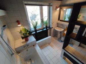 康斯坦钦-耶焦尔纳Nest 4 Rest的带浴缸、卫生间和盥洗盆的浴室