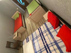 第比利斯ARTISHA TRAVEL TBILISI的卧室享有高空美景,配有两张床