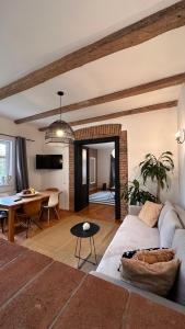 布拉索夫Marvellous Cozy Villa in Old Center Town Brasov的客厅配有沙发和桌子