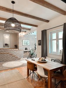 布拉索夫Marvellous Cozy Villa in Old Center Town Brasov的客厅配有桌子和砖墙