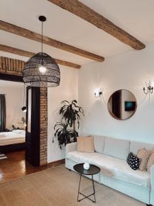 布拉索夫Marvellous Cozy Villa in Old Center Town Brasov的带沙发和镜子的客厅