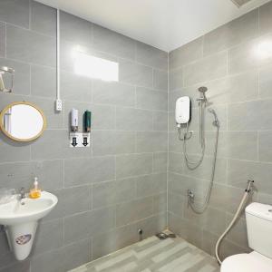 潘切TP-HOMES PHAN THIẾT的带淋浴、卫生间和盥洗盆的浴室