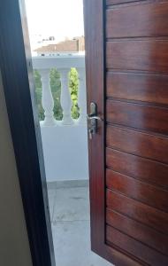 蒙巴萨Studio Apartment Nyali的开放式木门和阳台景致