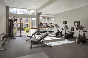 福斯特城圣马特奥福斯特城万怡酒店的大楼内带跑步机和有氧器材的健身房