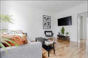伦敦Primrose Hill Charming 1-Bed Flat的带沙发和电视的客厅