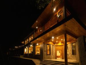 罕萨Roomy Daastaan Hotel, Karimabad Hunza的一座晚上有灯的建筑