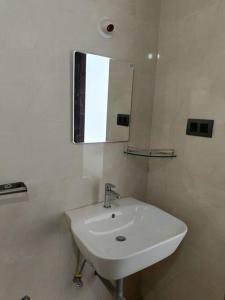 波戈马洛Zanita Heights Seaview Apt的浴室设有白色水槽和镜子