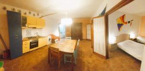 科利科维拉蒂娜农场酒店的一间厨房和客厅,客厅内配有木桌。