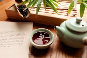 阳朔妙音仙居的一本书,茶壶和一杯茶