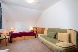 ProsiekVILLA SVORAD - Prosiecka dolina的客厅配有沙发和1张床
