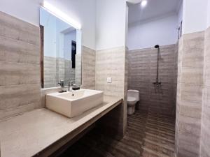 伊斯兰堡Rhodium Hotel ONE的一间带水槽和卫生间的浴室