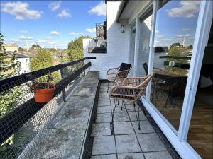 伦敦Primrose Hill Apartment with Balcony的阳台的天井配有桌椅