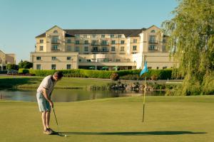 特里姆奈克斯布鲁科高尔夫度假酒店的一个人在高尔夫球场打高尔夫