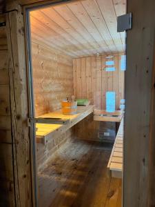 圣加仑Alpen Oase Natur的一间设有木墙和长凳的桑拿浴室