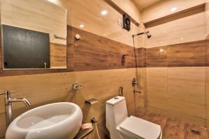 巴加Jovinho's Place的浴室配有白色卫生间和盥洗盆。