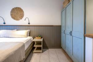 Gadotכפר הנופש קיבוץ גדות Kibbutz Gadot Galilean Resort的一间卧室配有一张床和一张边桌