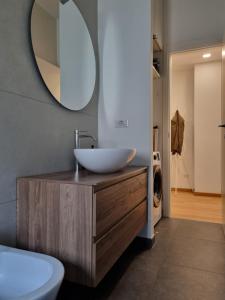 米兰Massi’s House的一间带水槽和镜子的浴室