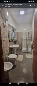 维泰博casa medioevo的浴室设有2个卫生间、水槽和淋浴。