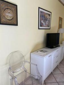 韦扎诺利古雷Casa I Girasoli的客房设有书桌、电视和椅子