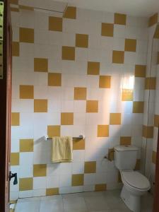 RufisqueRésidence Keur Fleurie Sénégal的一间带卫生间和瓷砖墙的浴室