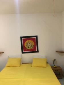 RufisqueRésidence Keur Fleurie Sénégal的一间卧室配有两张带黄色枕头的床