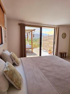 NaranjoLa Casa del Conde的一间卧室设有一张床,享有庭院的景色