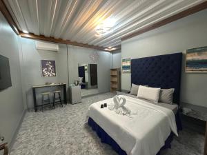 圣胡安Lawson’s Beach Resort的一间卧室配有一张大床和一张书桌