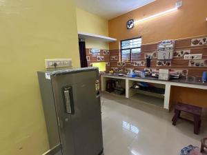 蓬蒂切里SELVAS BUDGET STAY的一间位于客房中间的带冰箱的厨房