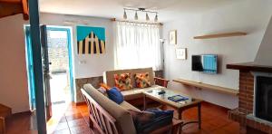 诺哈Casa Pedroso的带沙发和壁炉的客厅
