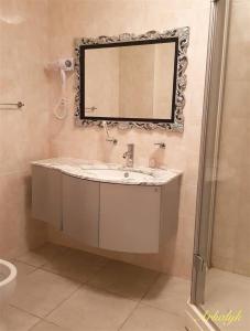 Arqalyqгостиница Аркалык的浴室设有水槽和墙上的镜子