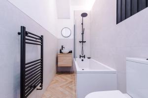 曼彻斯特4 Bedroom House Eccles的白色的浴室设有卫生间和水槽。