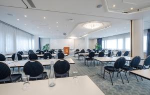 因特拉肯瑞士品质都市酒店的配有桌椅和讲台的会议室