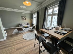 汉堡Art Apartments的客厅配有桌椅和沙发