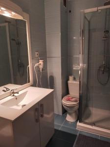 米耶雷斯Hostal的浴室配有卫生间、盥洗盆和淋浴。