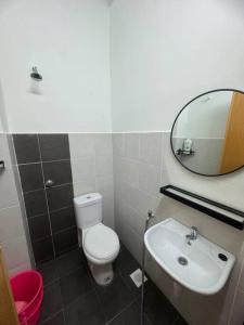 万津Hazzani Homestay KLIA的一间带卫生间、水槽和镜子的浴室