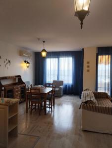 金沙Golden Sands Rentals Apartments的客厅配有桌子和沙发
